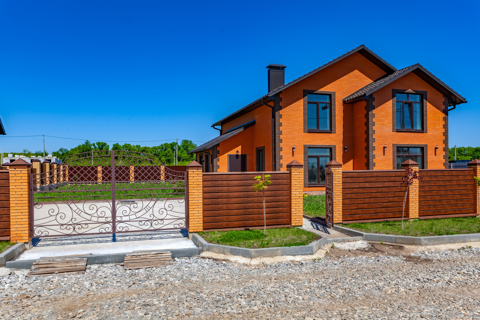 Фасады домов в поселке " Дубровка"