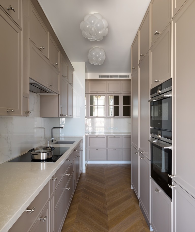 Фотоохота: 23 проекта кухни «в колонну» — от компактных до XXL