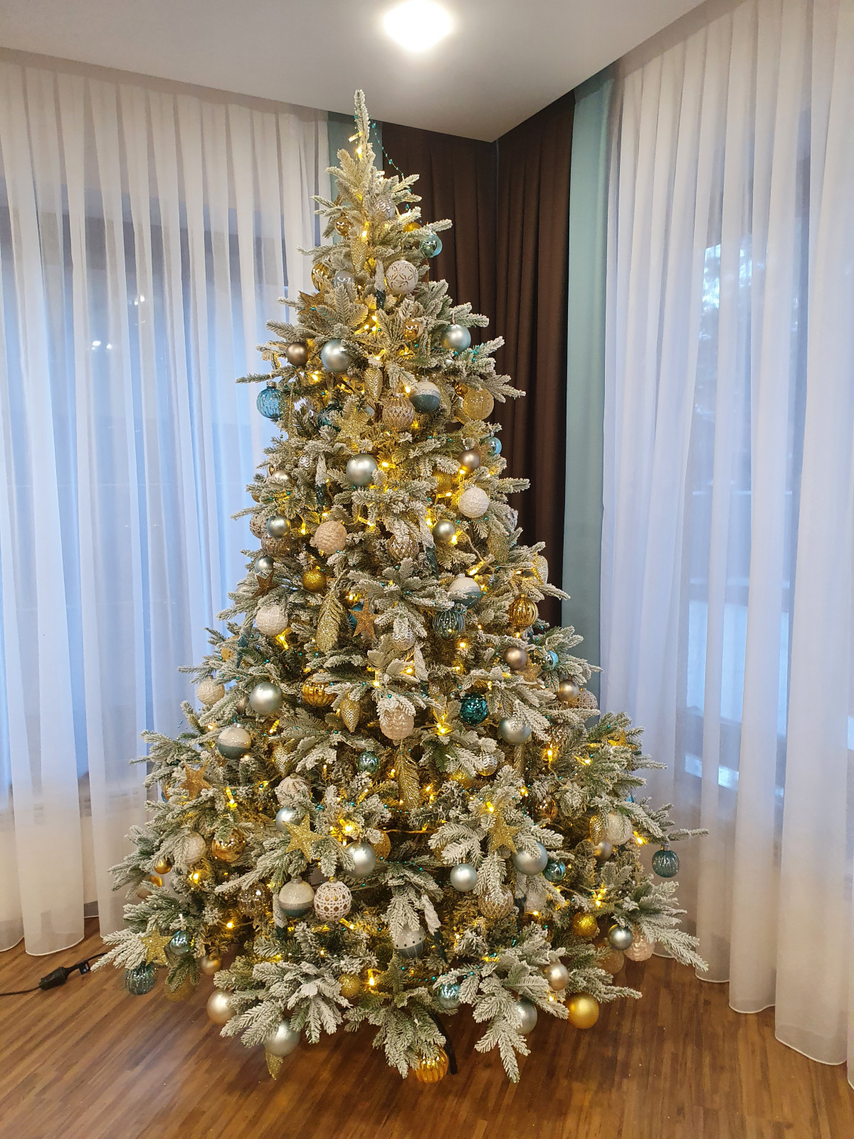 Новогоднее украшение сада и коттеджа