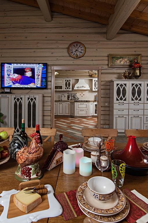 Столовая в деревянном доме