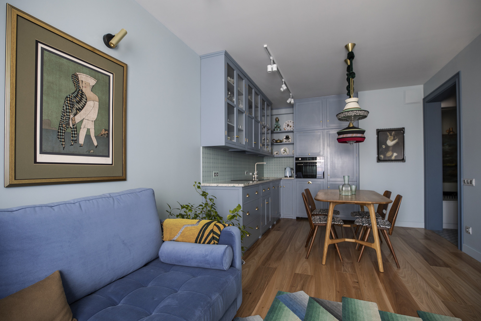 Проект недели: Синяя кухня с винтажными предметами и зайцем