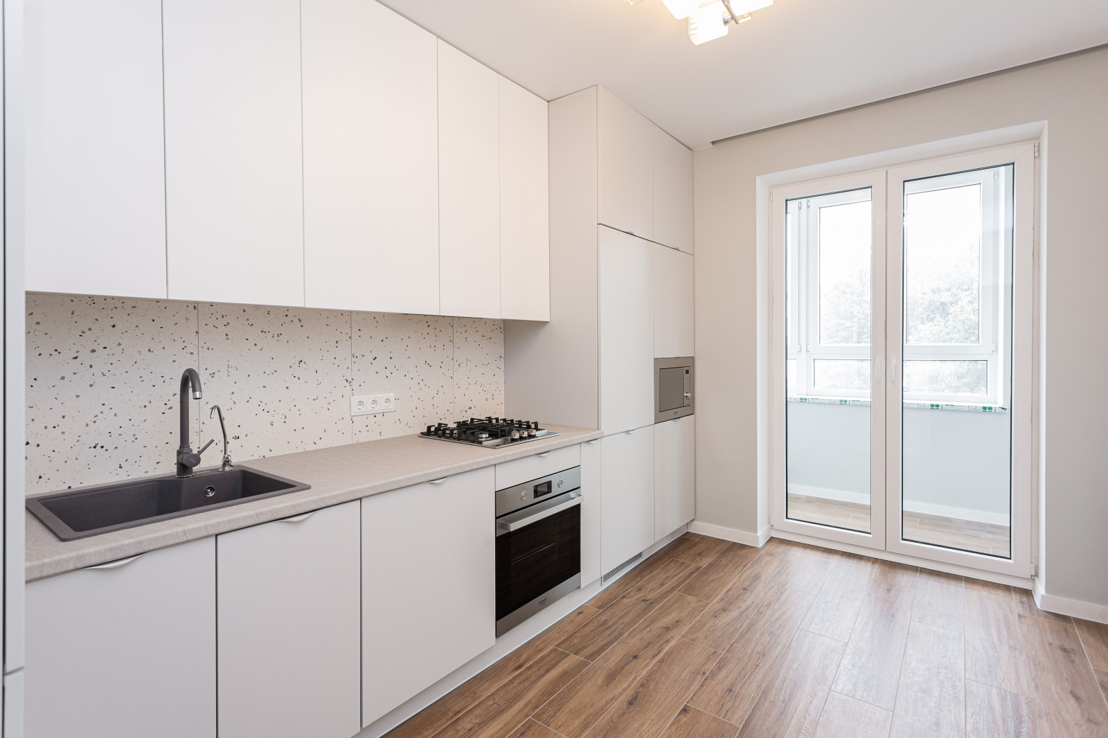 Матовая белая современная кухня