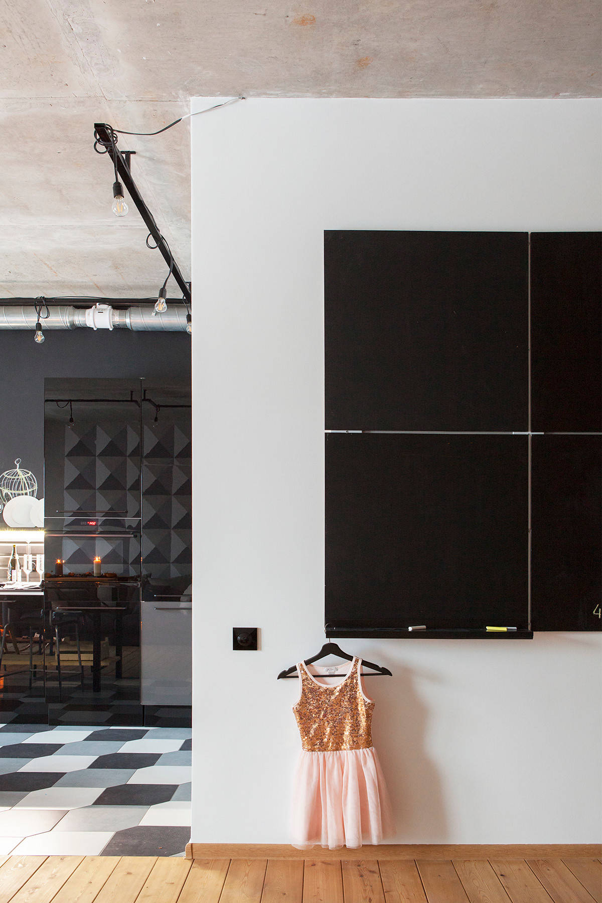 В гостях: Новый год в Ромашково с деревянной елкой и Малевичем