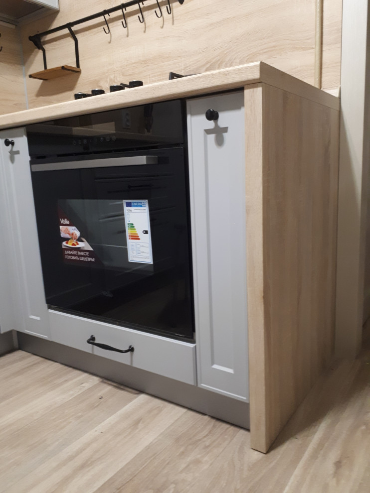 Светло-серая угловая кухня