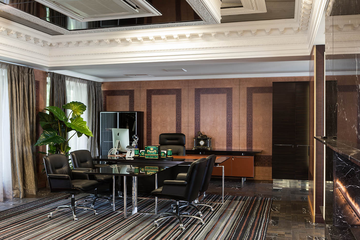 Офис с камином. Office with fireplace.