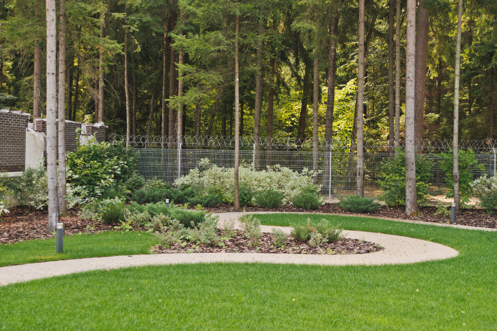 Сад на краю леса