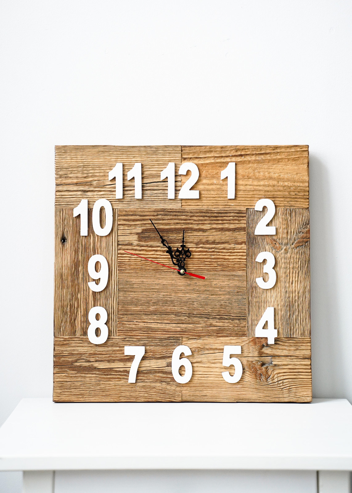 Часы из амбарной доски квадратные