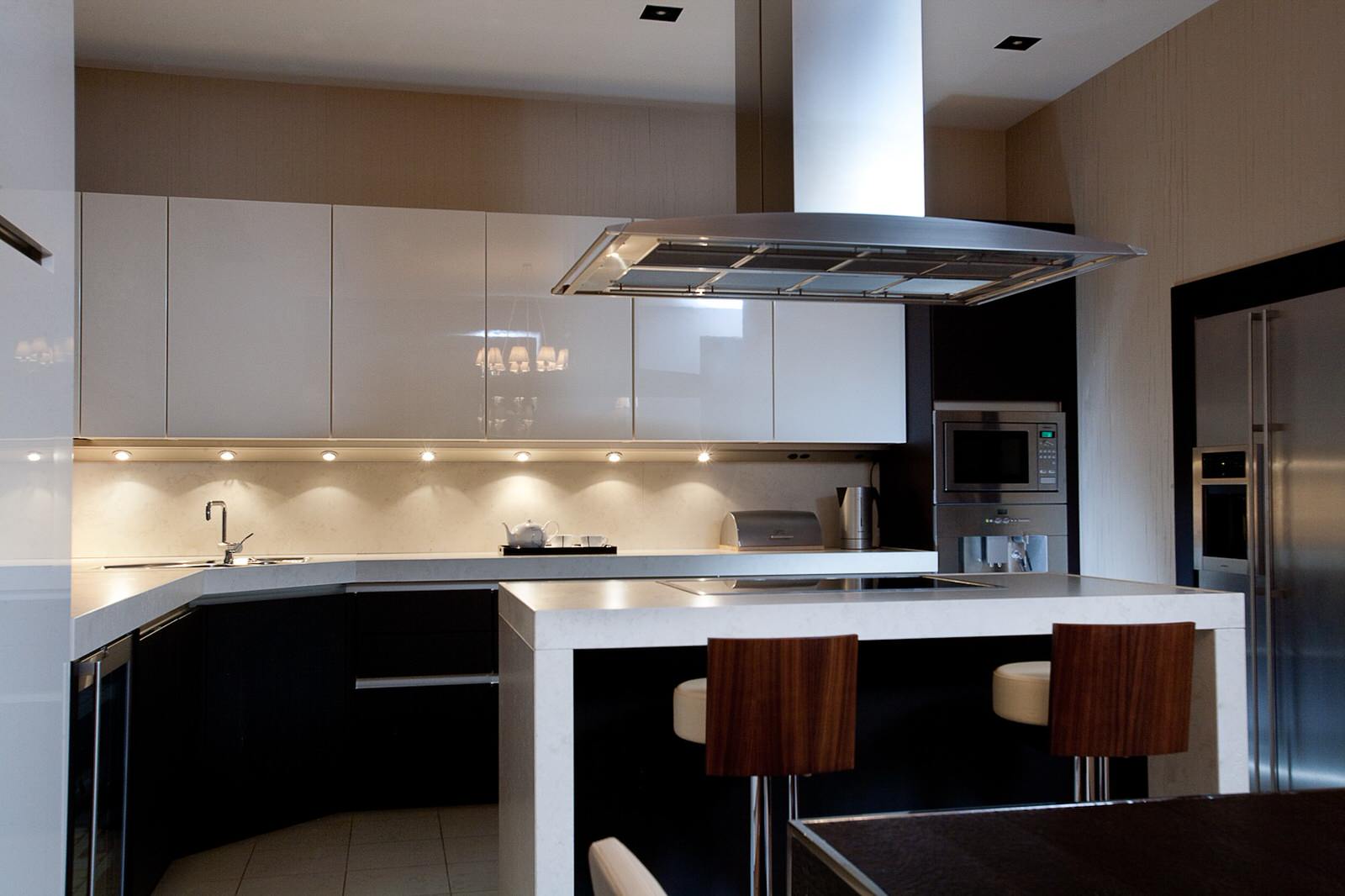 Угловые кухни с мойкой в углу