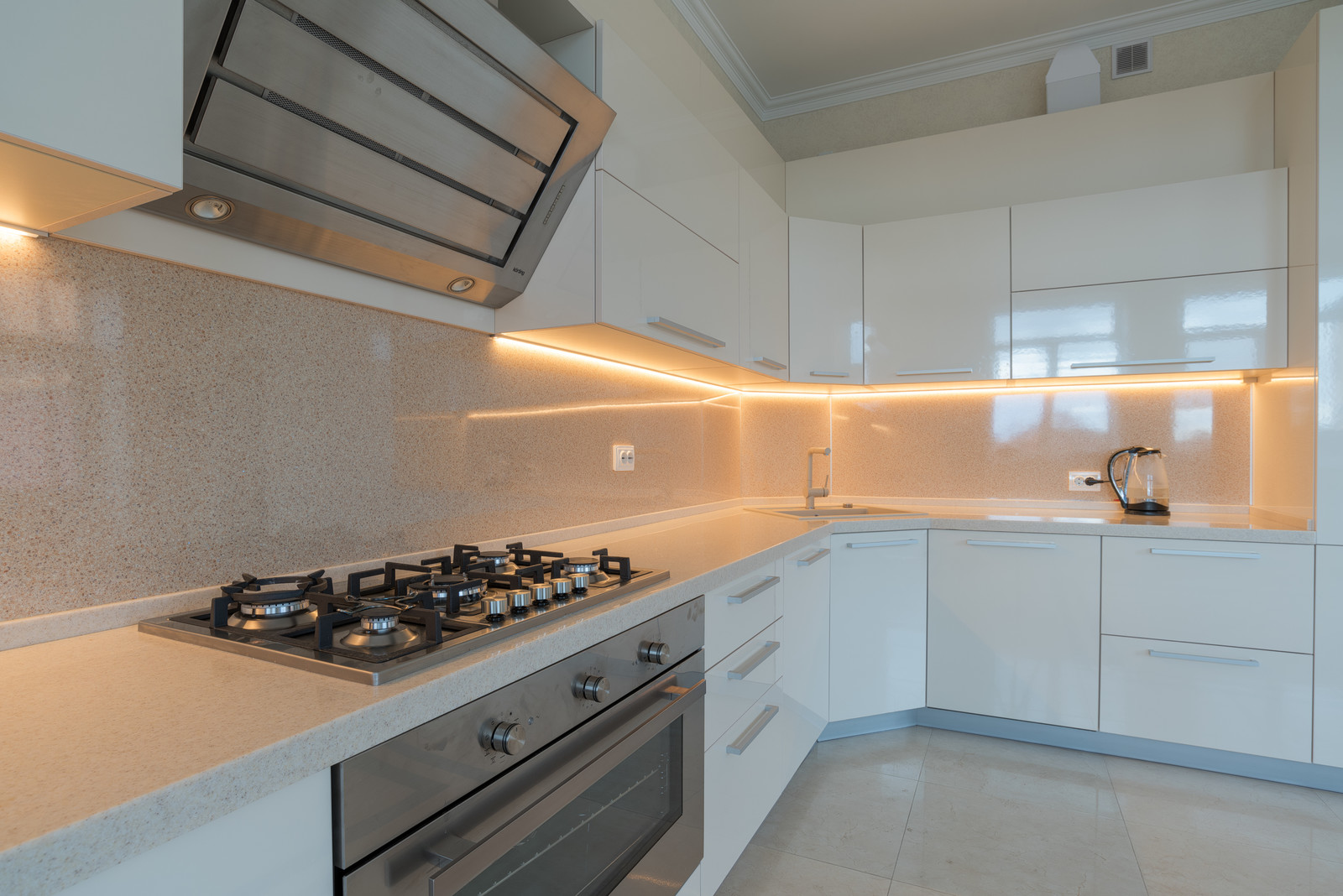 Современная кухня цвета айвори