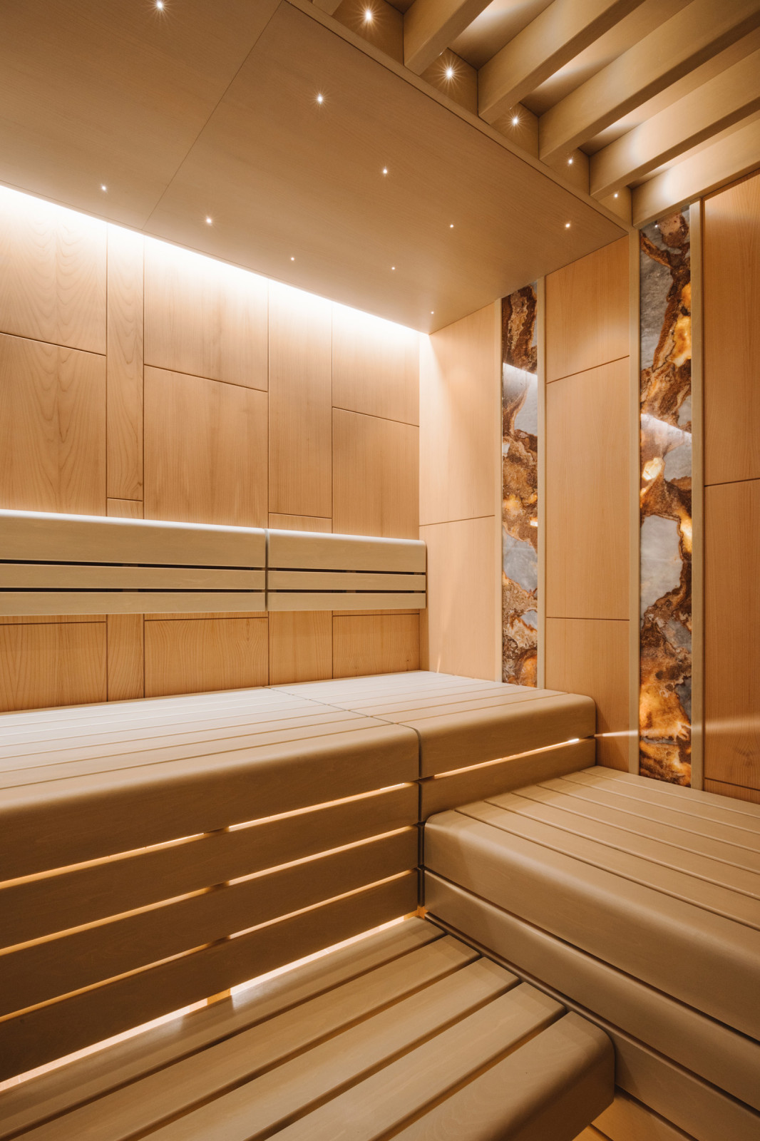 Освещение - звездное небо, точечная подсветка балок, светильники под полками.