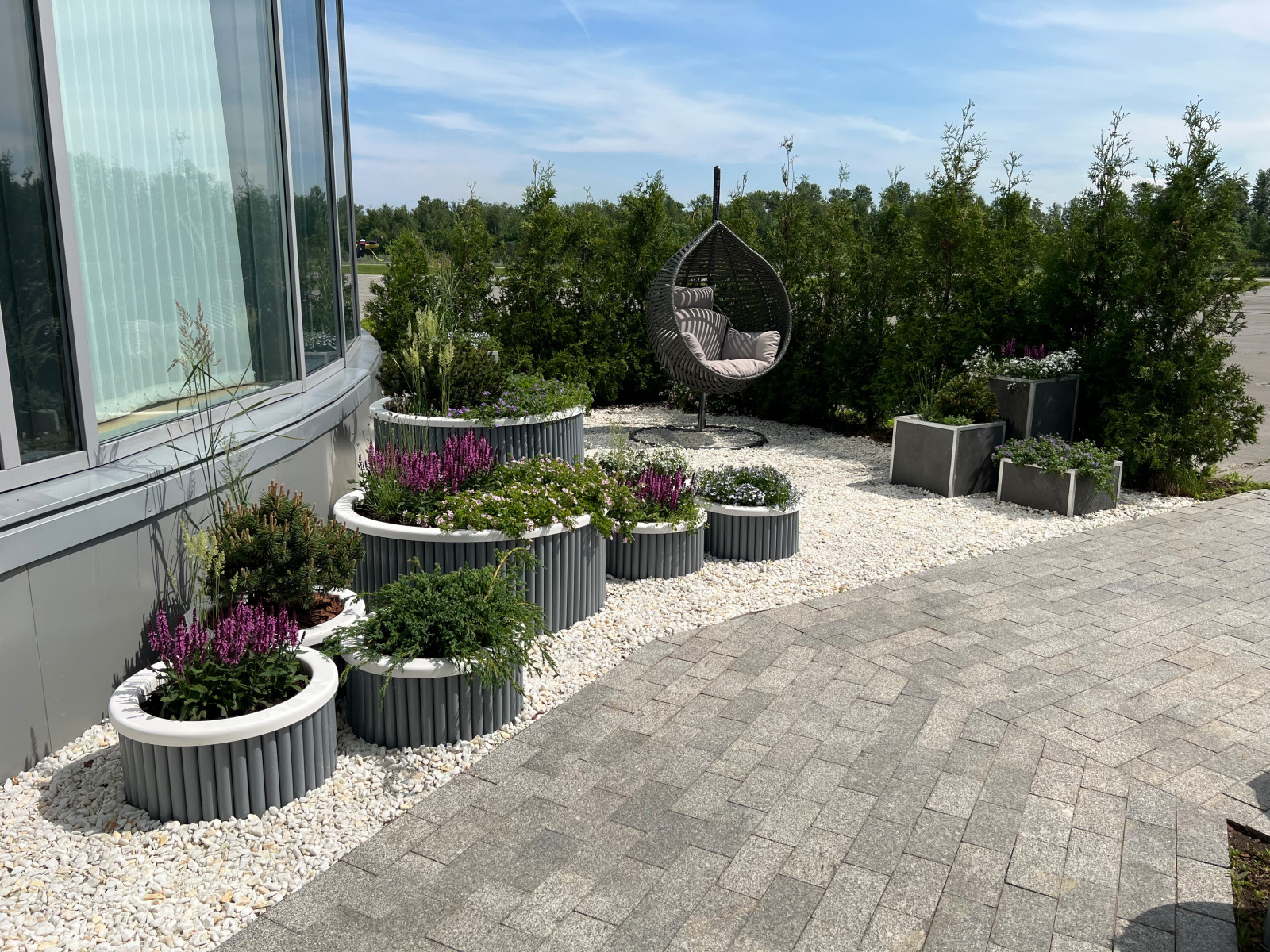 Обложка проекта: Контейнерный сад у входа в вертолетный центр "Хели-драйв"