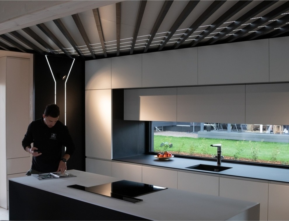 Столешница в ровен с окном. Супер решение. Интересное.  Много таких вариантов на