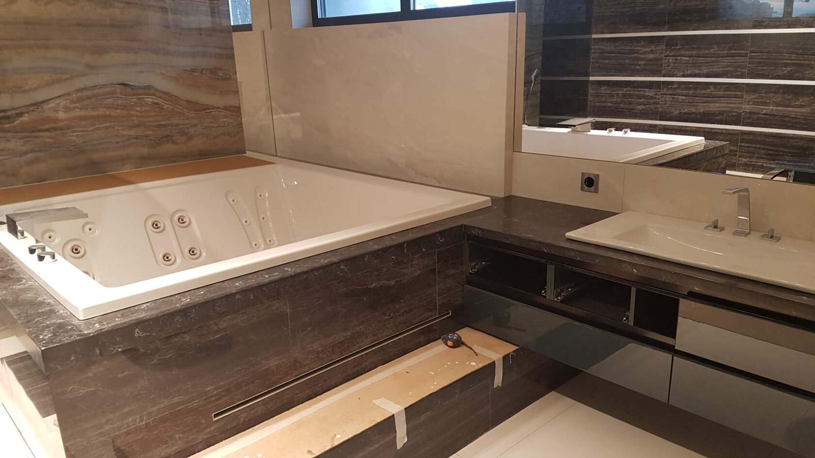 Комплексное решение (мрамор, кварцекерамика, акрил)