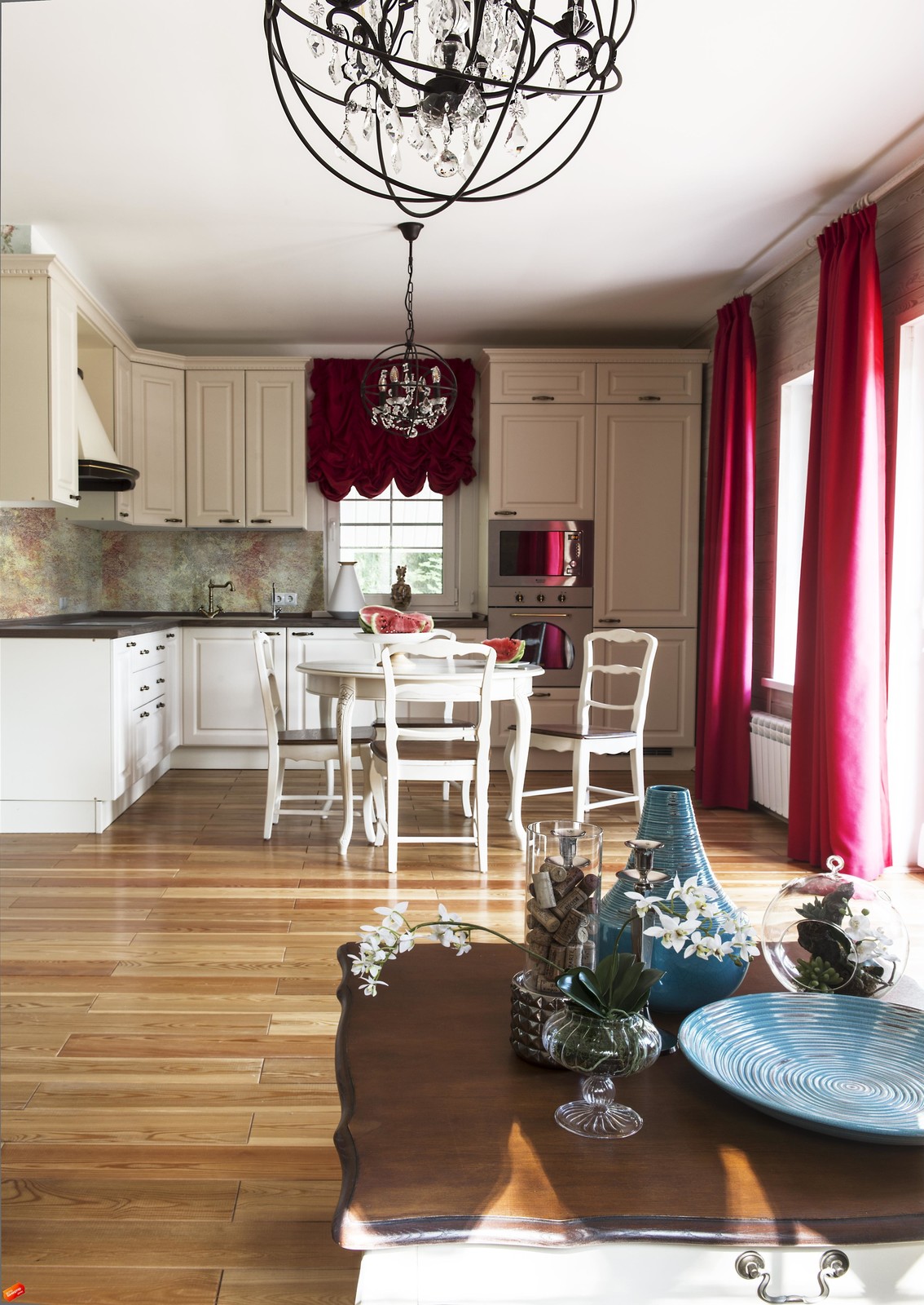 Гостиная с видом на кухню-столовую