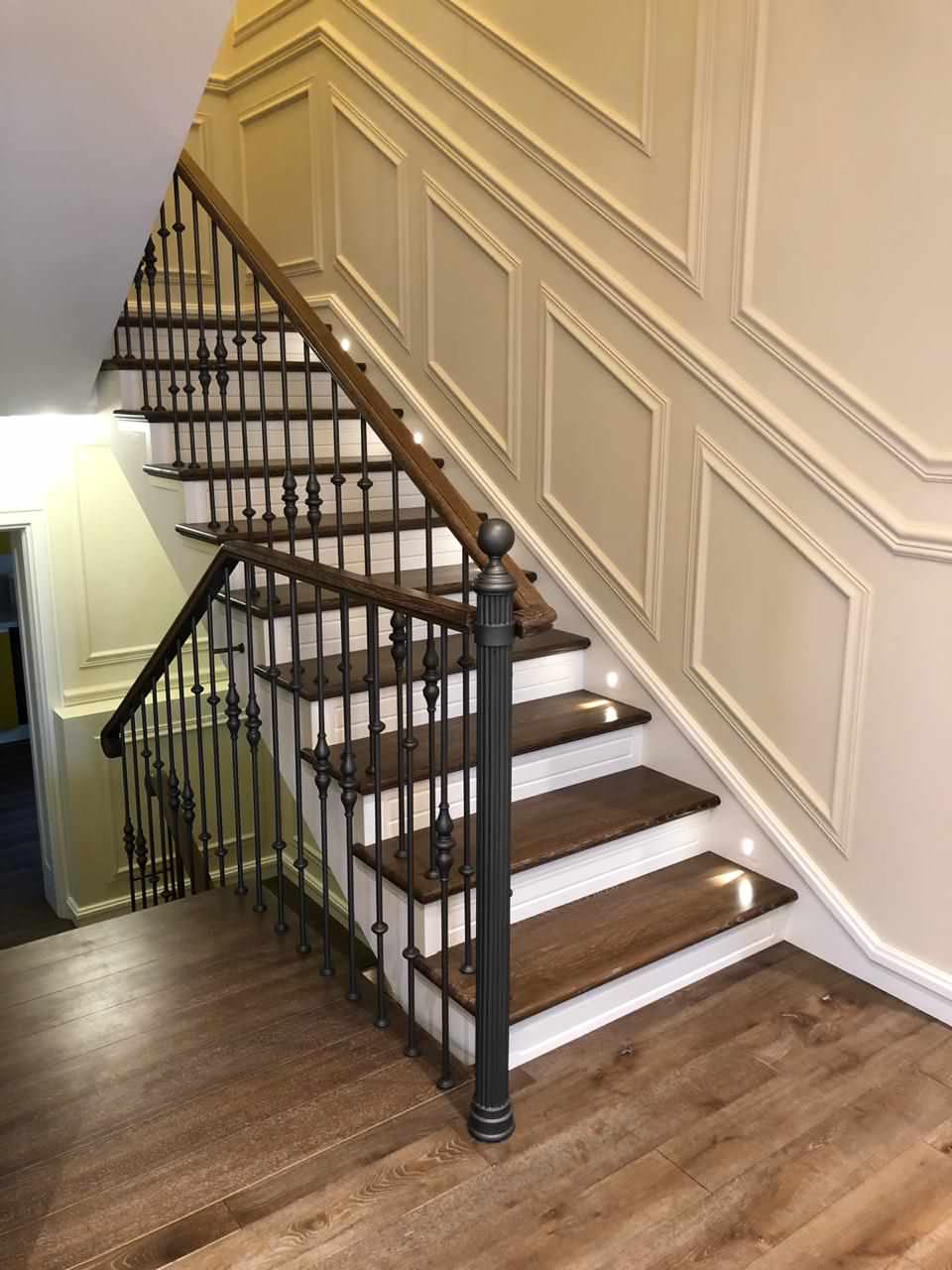 Обложка проекта: Облицовка лестниц из бетона с токарными стойками (2019)