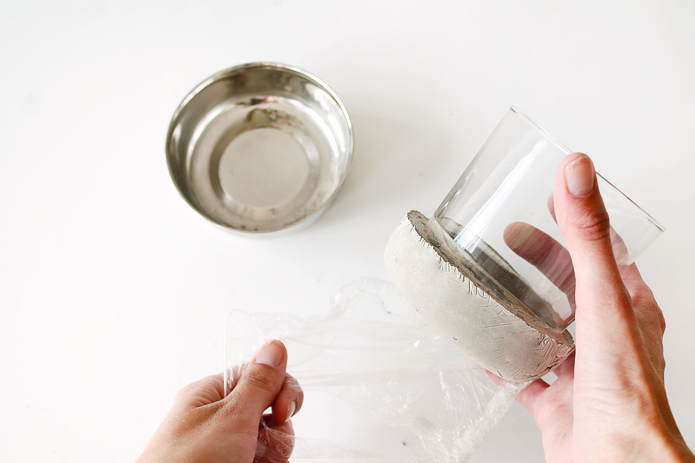 Своими руками: Делаем вазы из стакана и цемента