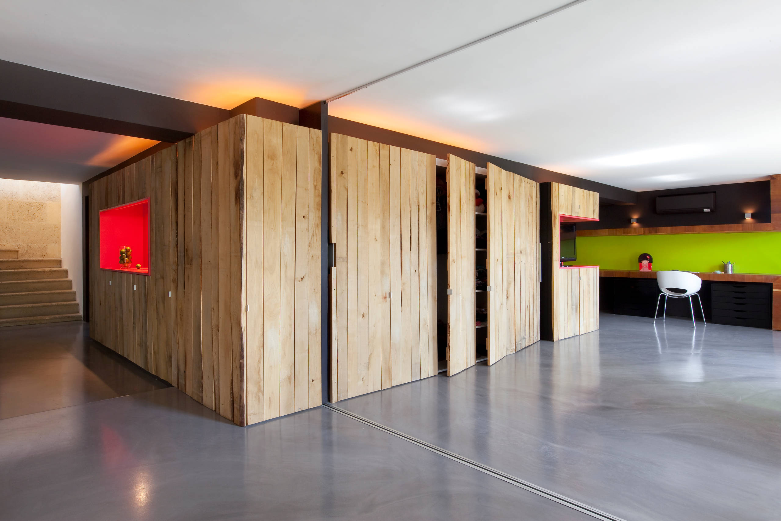 Детская недели: Современный интерьер для троих детей в цокольном этаже