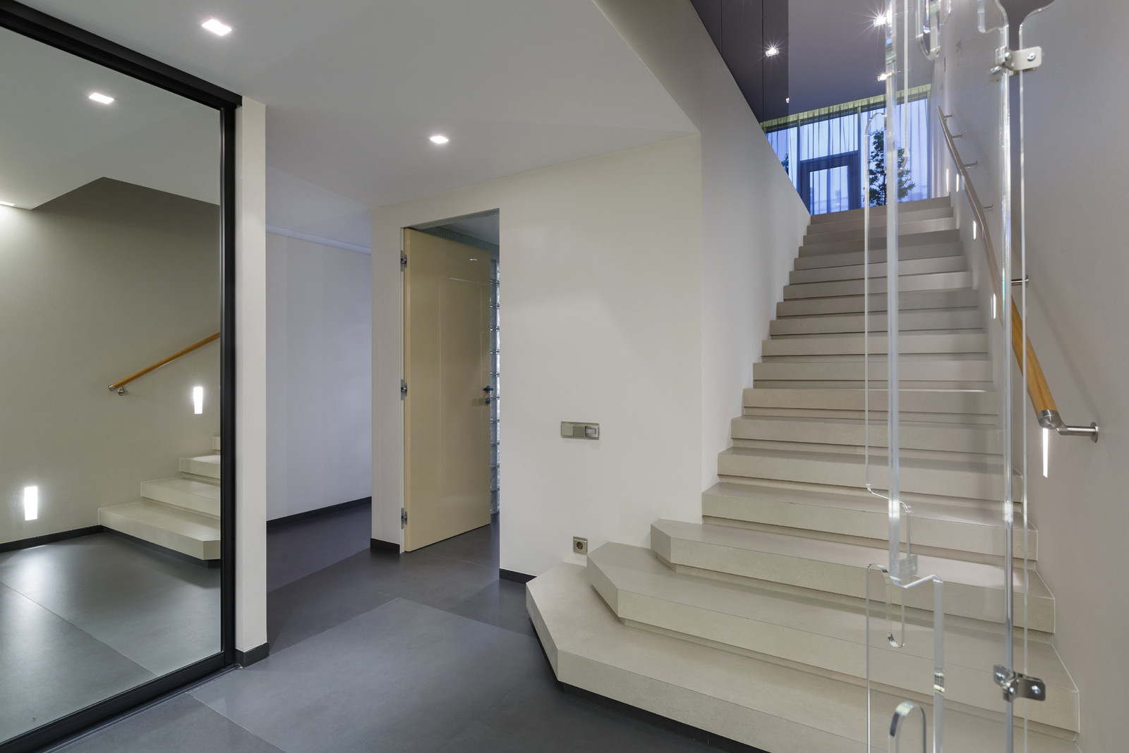 Реконструкция трехэтажного таунхауса в Санкт-Петербурге.