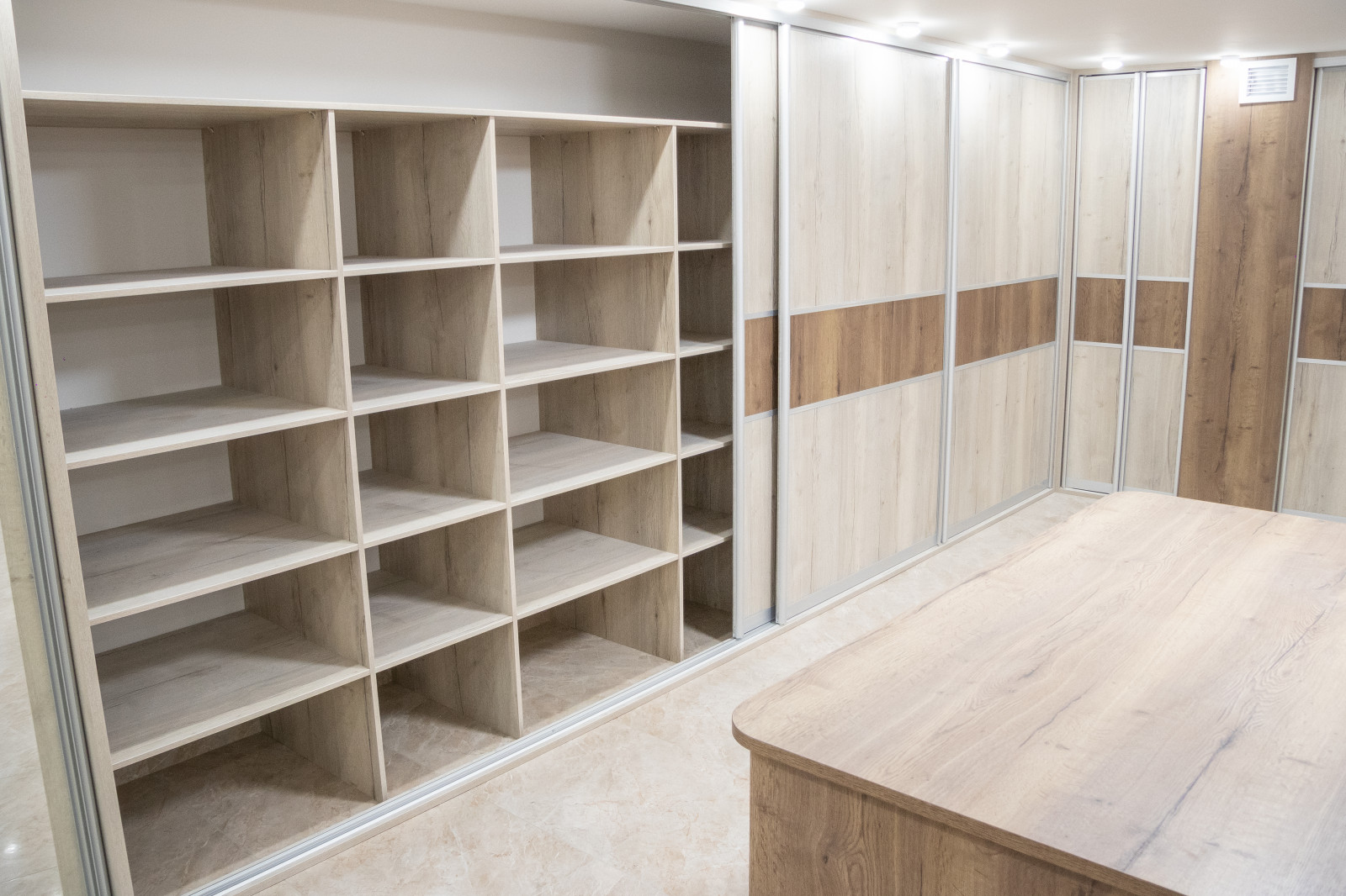 Гардеробная комната на цокольном этаже