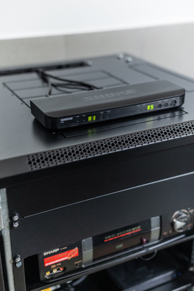 Обложка проекта: Гостевой домик с домашним кинотеатром в стиле лофт.