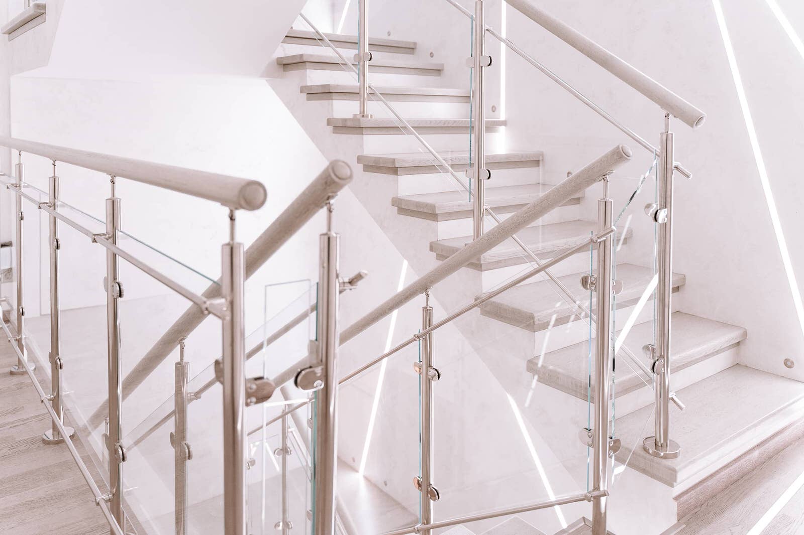 Проект 9 - Лестница в стиле Hi-Tech с подсветкой ступеней