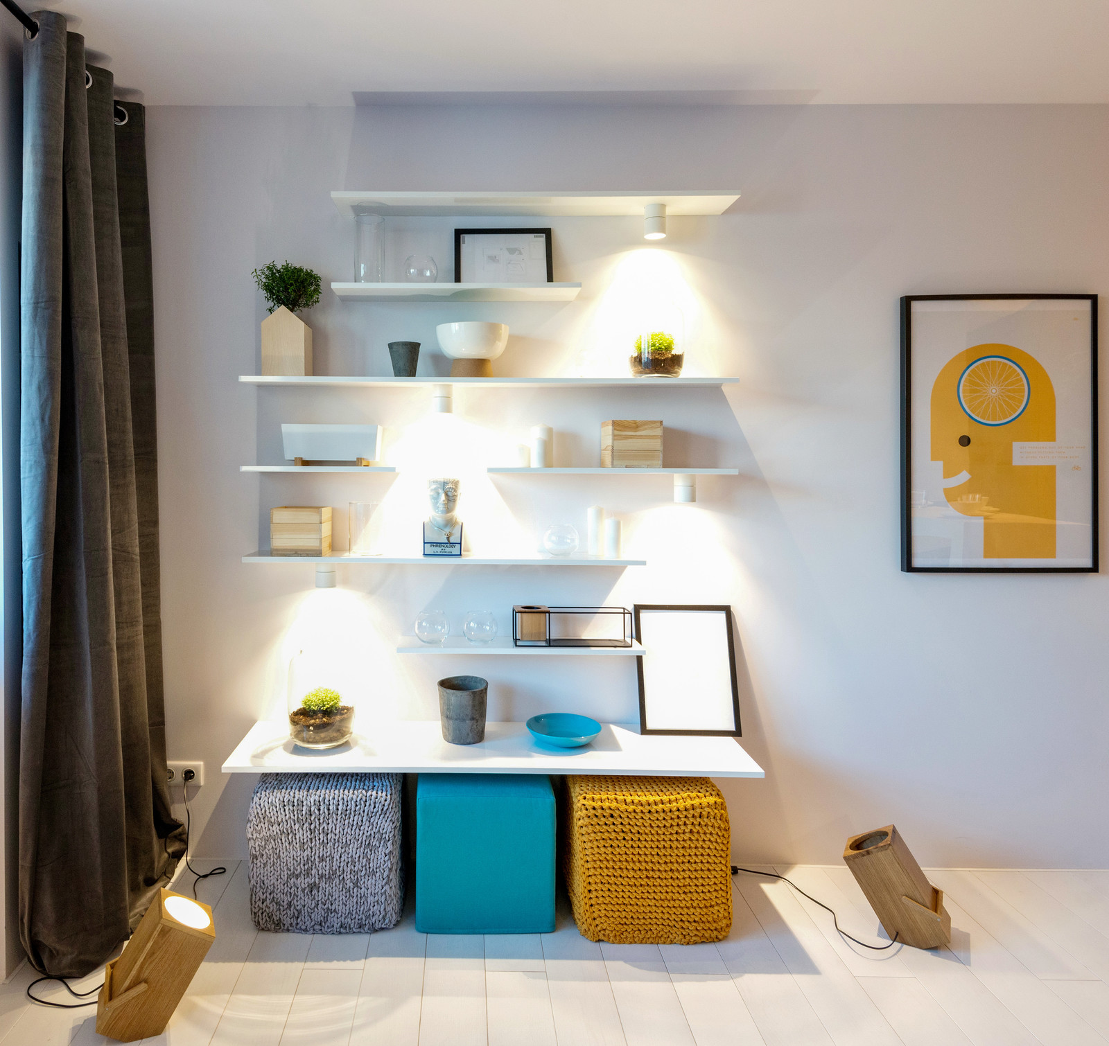 Гостиная с зеленой стеной