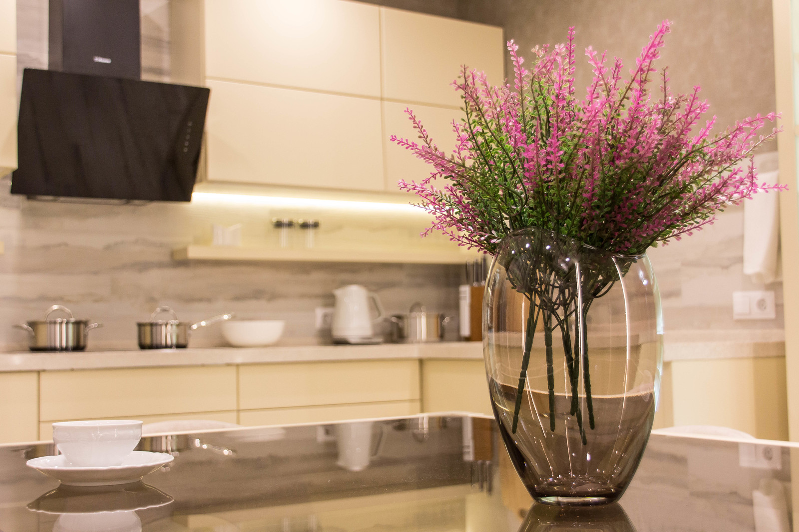 Кухня- столовая в нежно-персиковом...