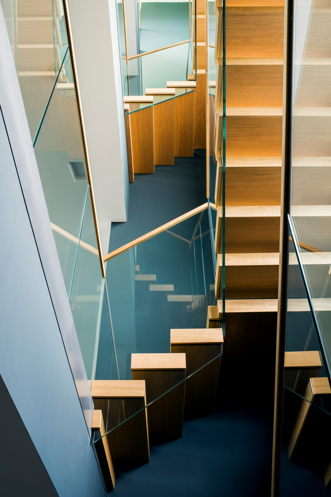 Консольная лестница с инновационной встроенной подсветкой