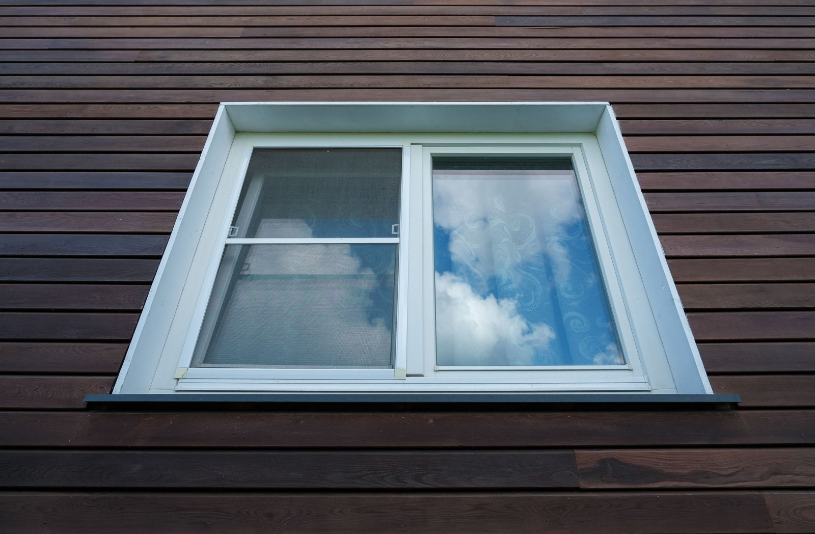 Деревянные современные окна для загородных домов