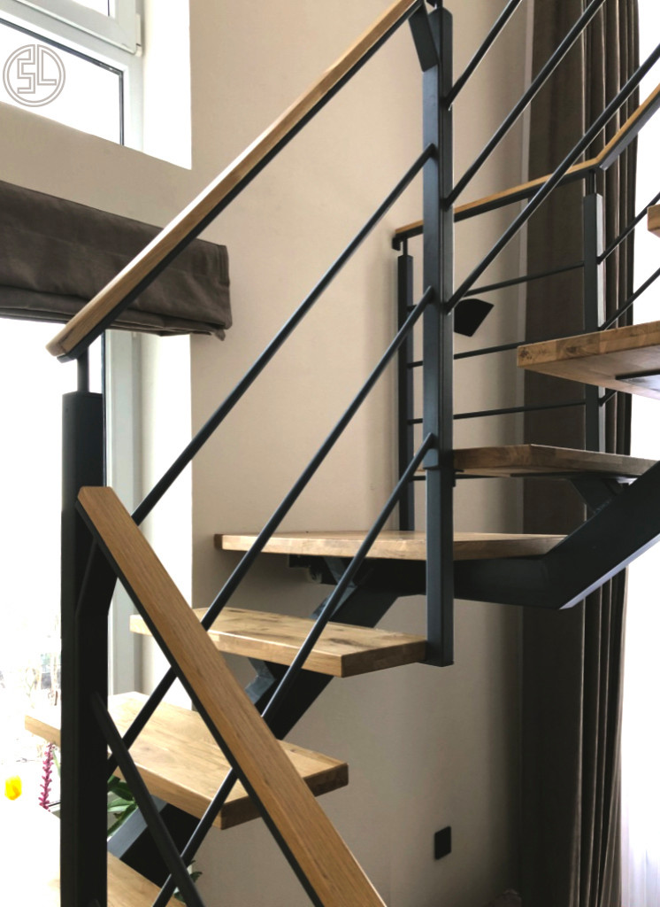 Деревянная лестница на монокосоуре