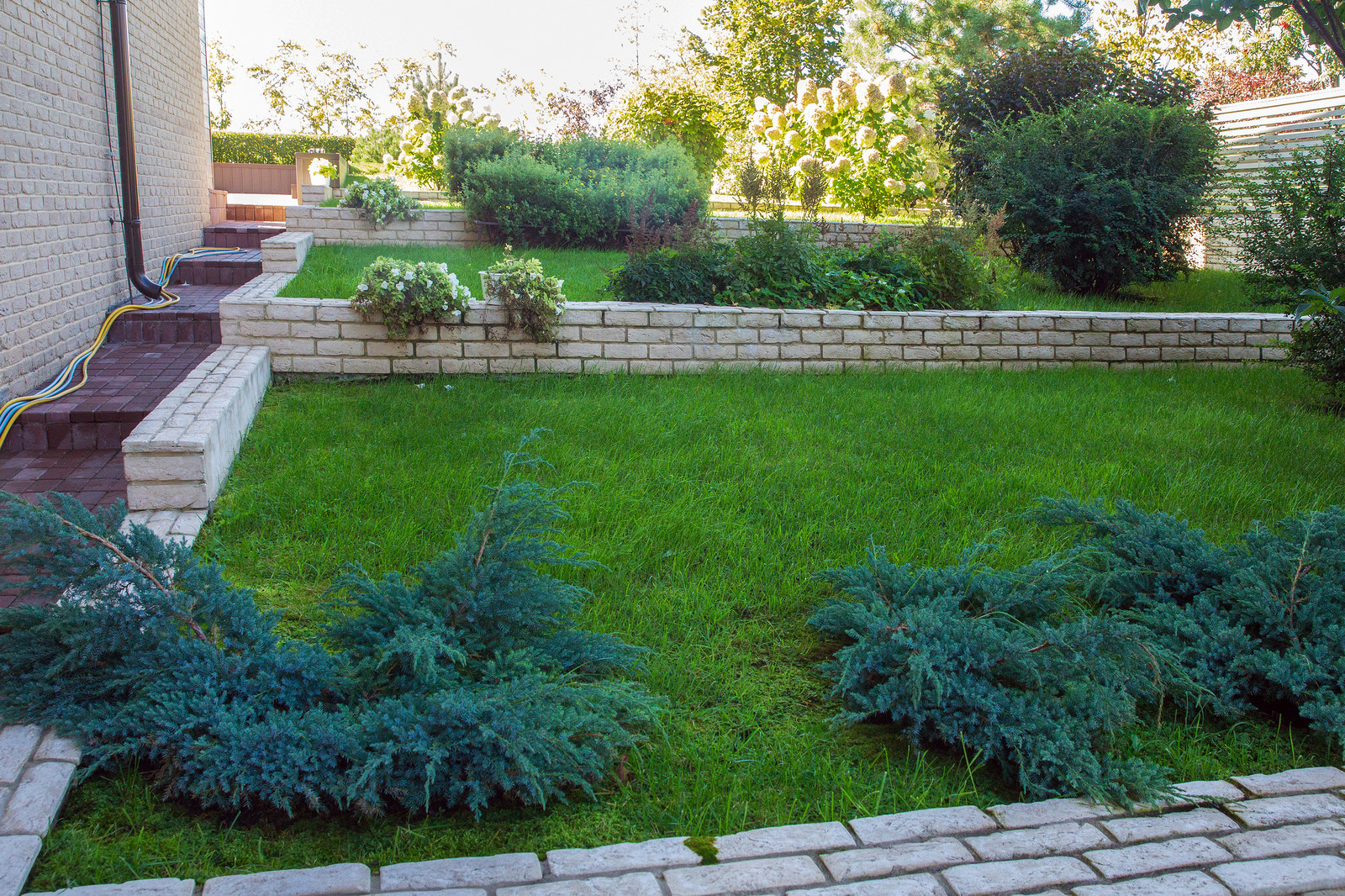 Сад на Пятницком шоссе.  Дизайнер Лариса Юрова