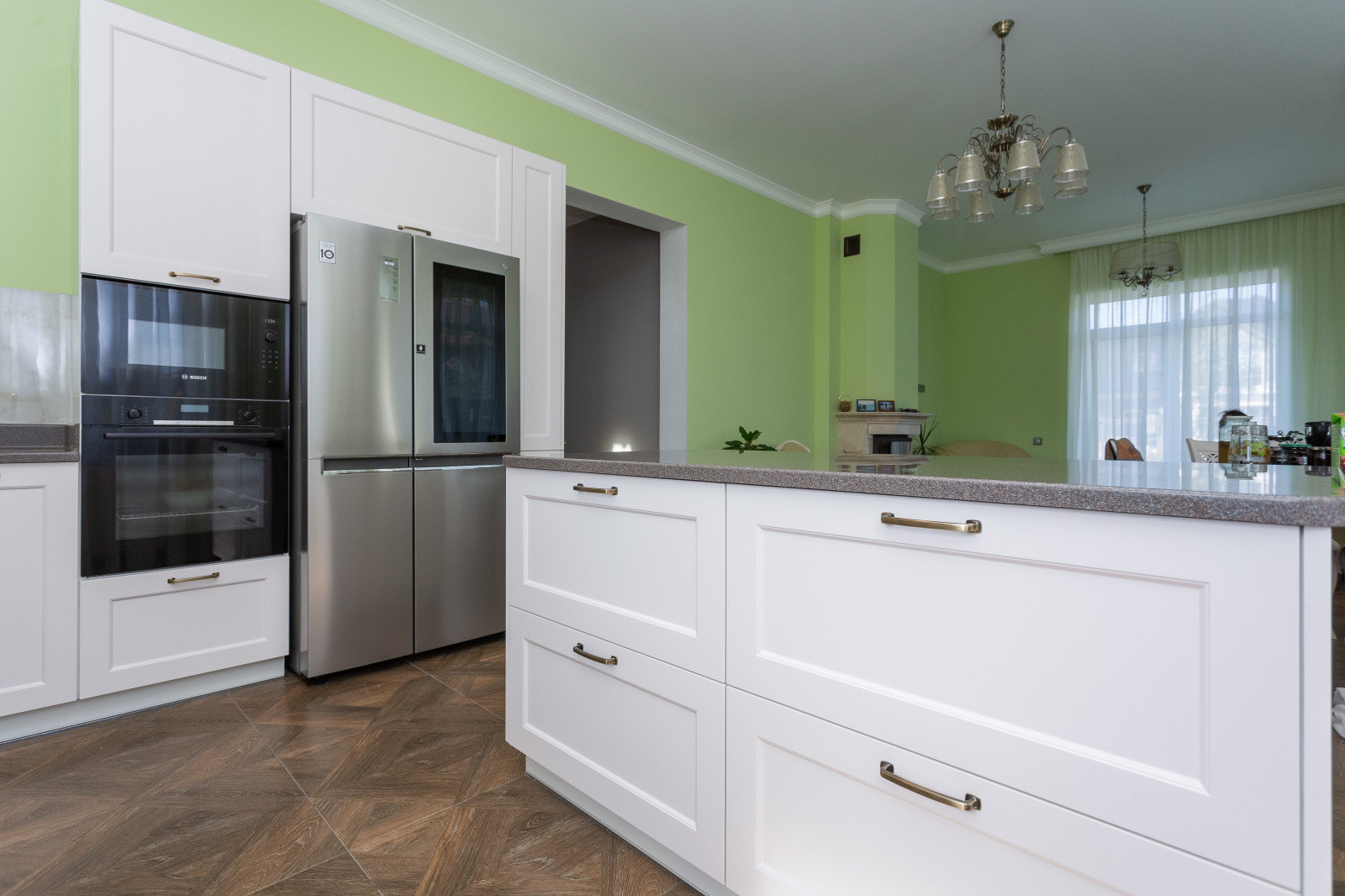 Кухня с островом и каменной столешницей