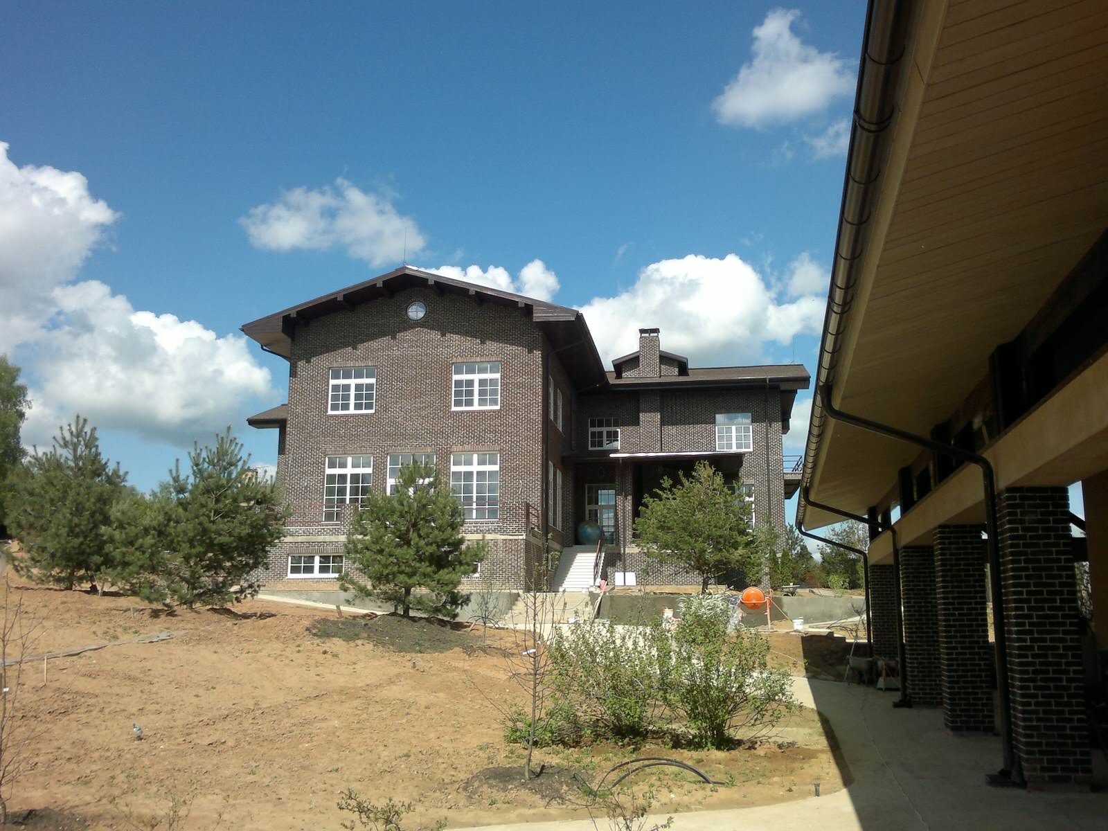 Обложка проекта: Процесс строительства дома и гаража  на участке со сложным уклоном (1600 м2)