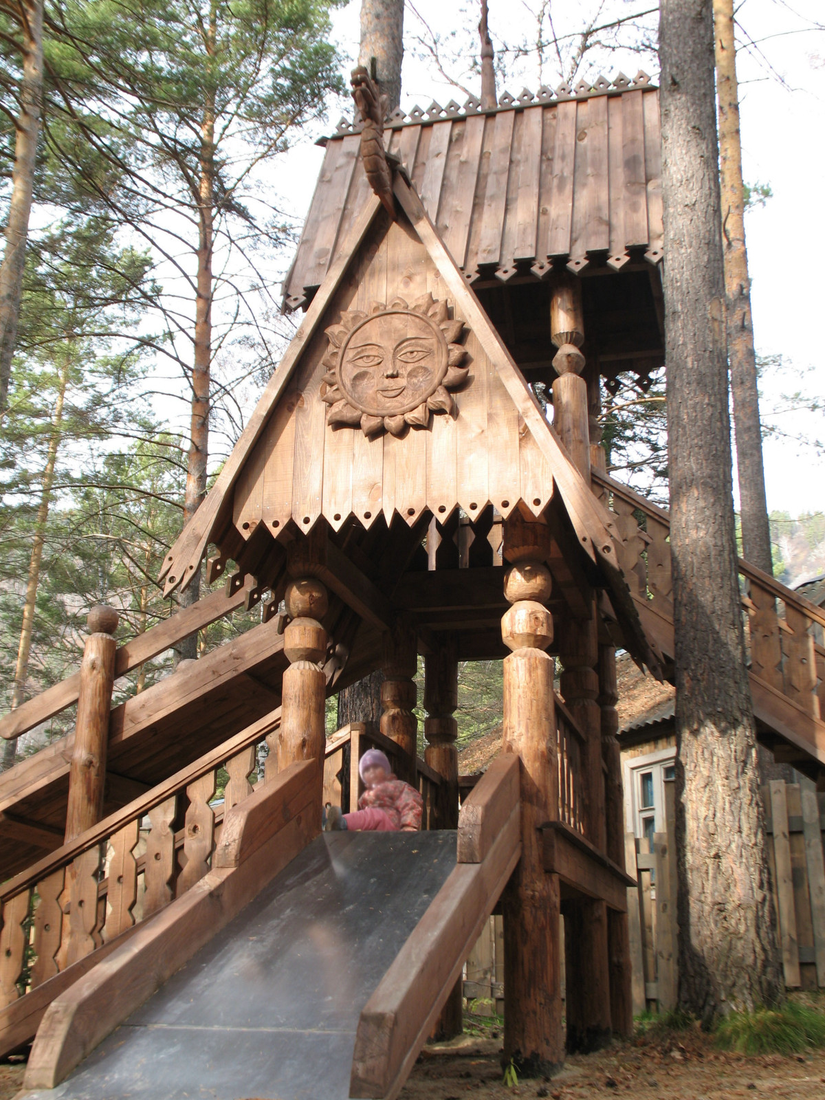 Детская спортивно - развлекательная площада, беседка для отдыха.