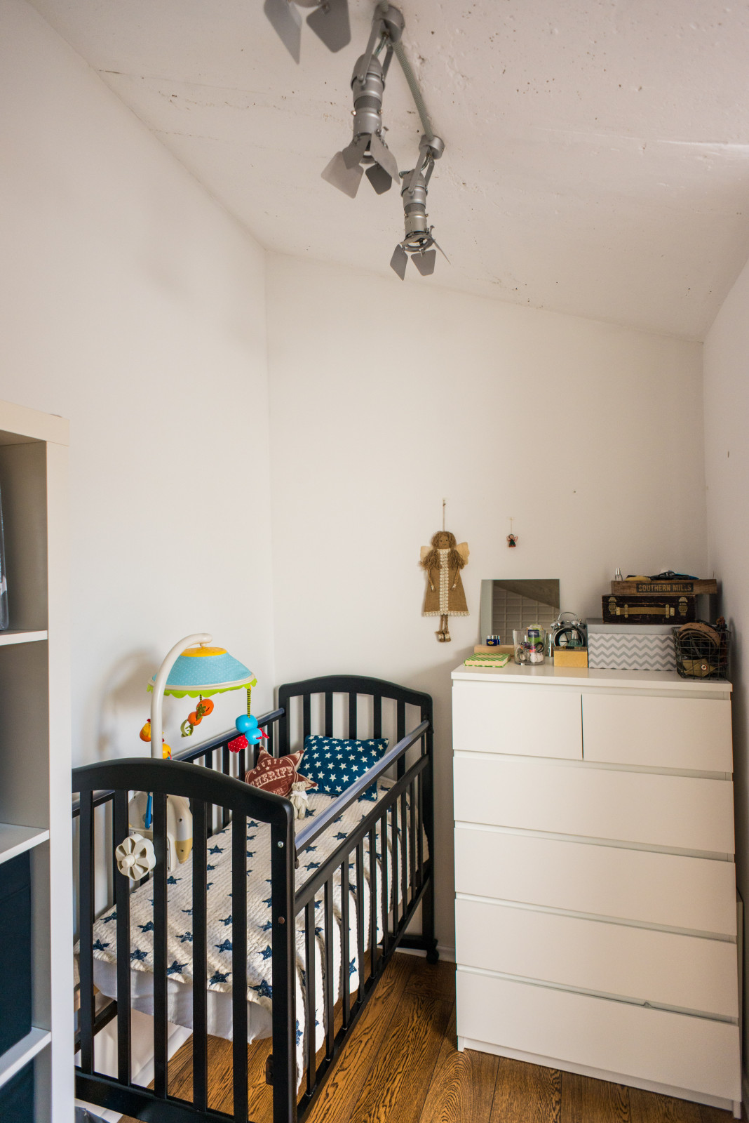 В гостях: Мансарда арт-директора с ванной в цветах его агентства