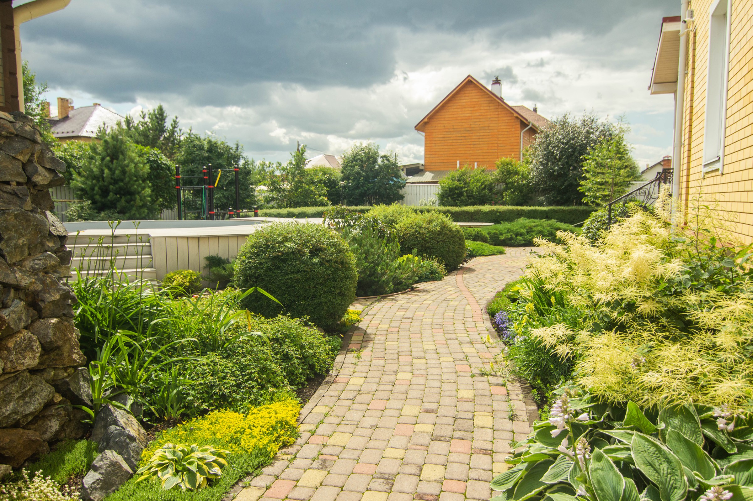 Сад с зеленой крышей