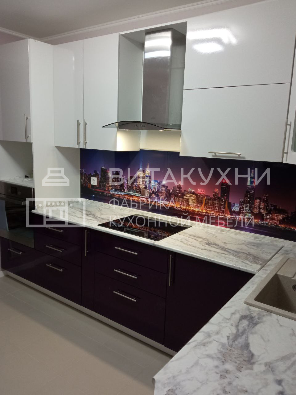 Угловая кухня с глянцевыми фасадами