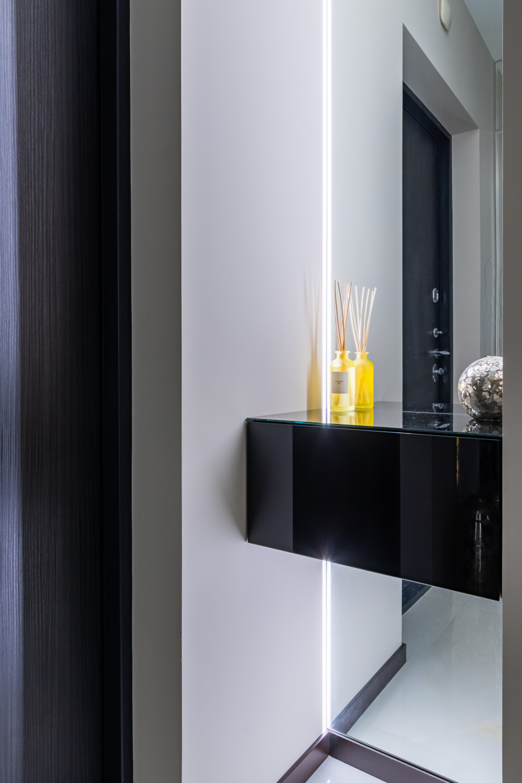 Шкаф-купе для прихожей и подвесной ящик