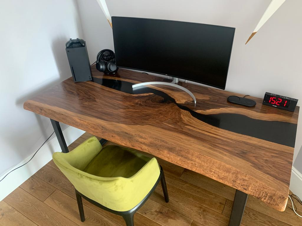 Обложка проекта: Письменный стол-река из массива дуба