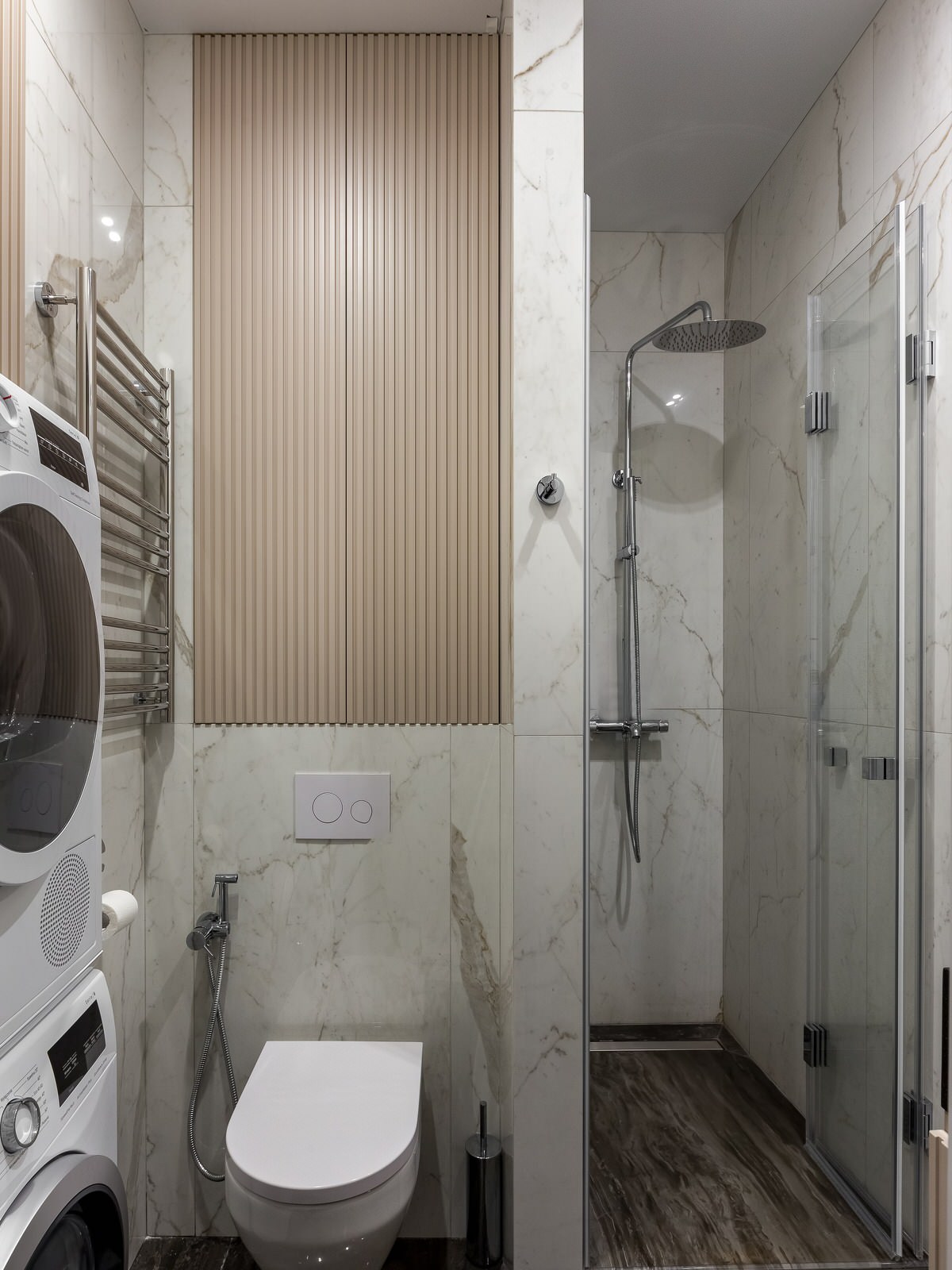 Санузел с вертикальной инсталляцией и системой хранения