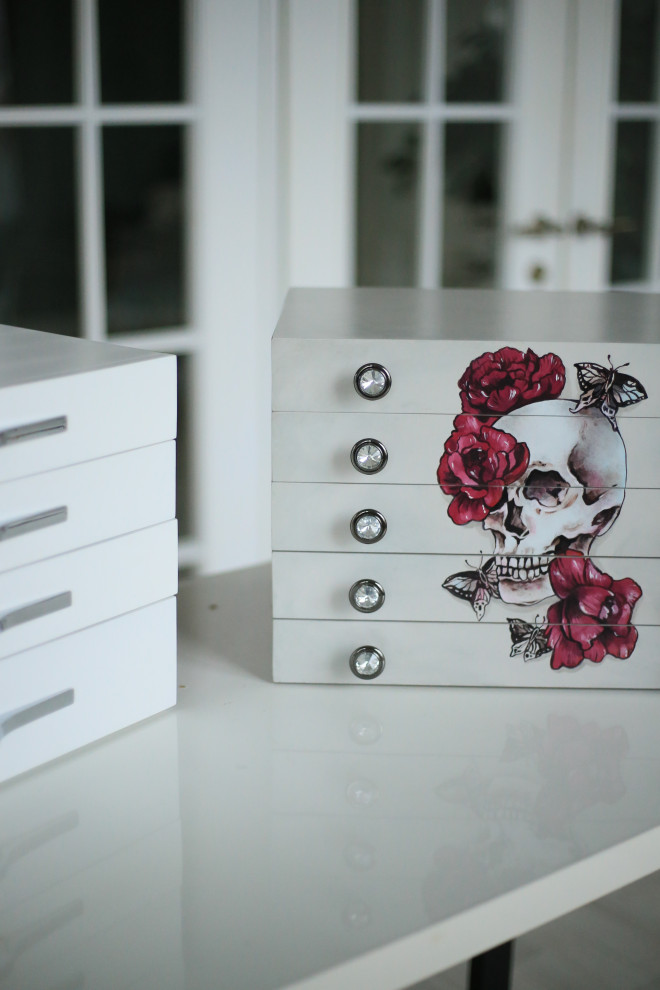 Шкатулки и комоды