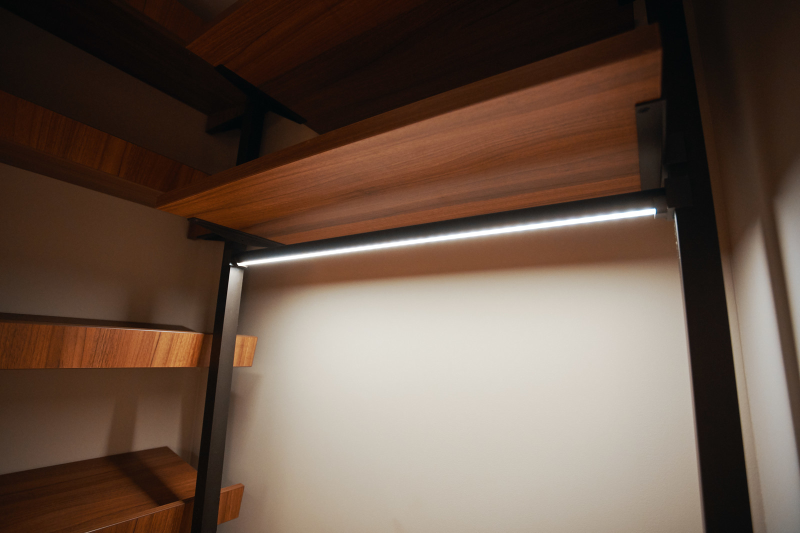 raumplus в интерьере квартиры на Минской, гардеробная UNO коридор