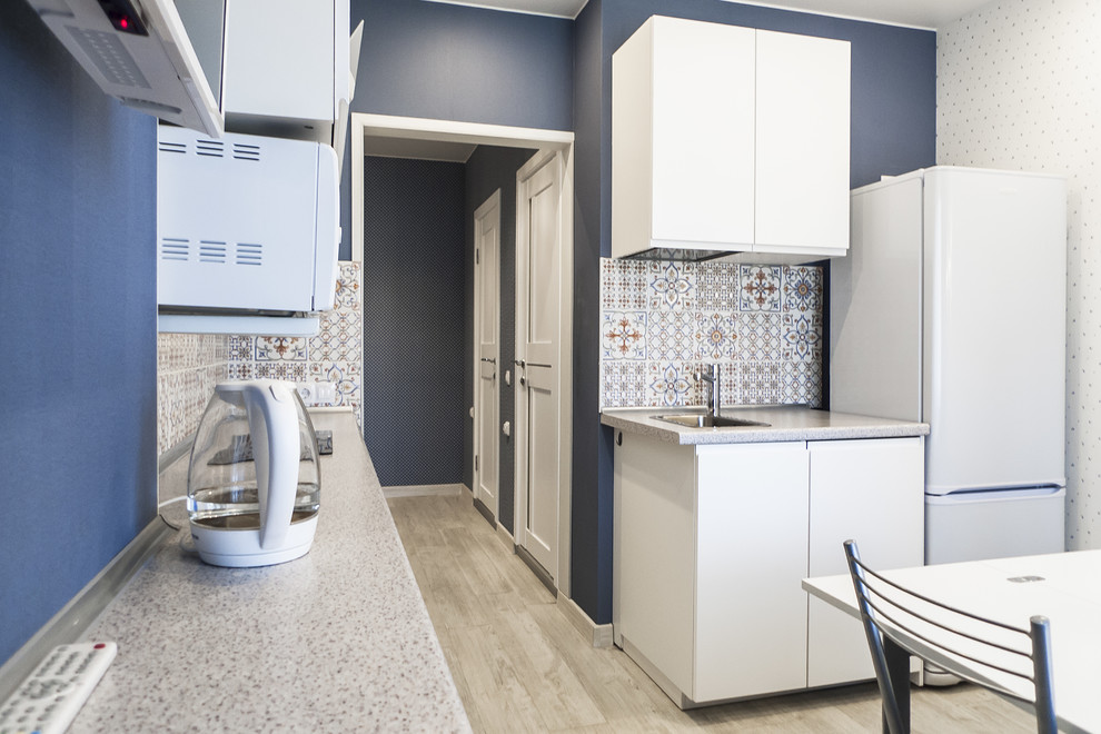 Кухонная мебель и вид на двери санузлов