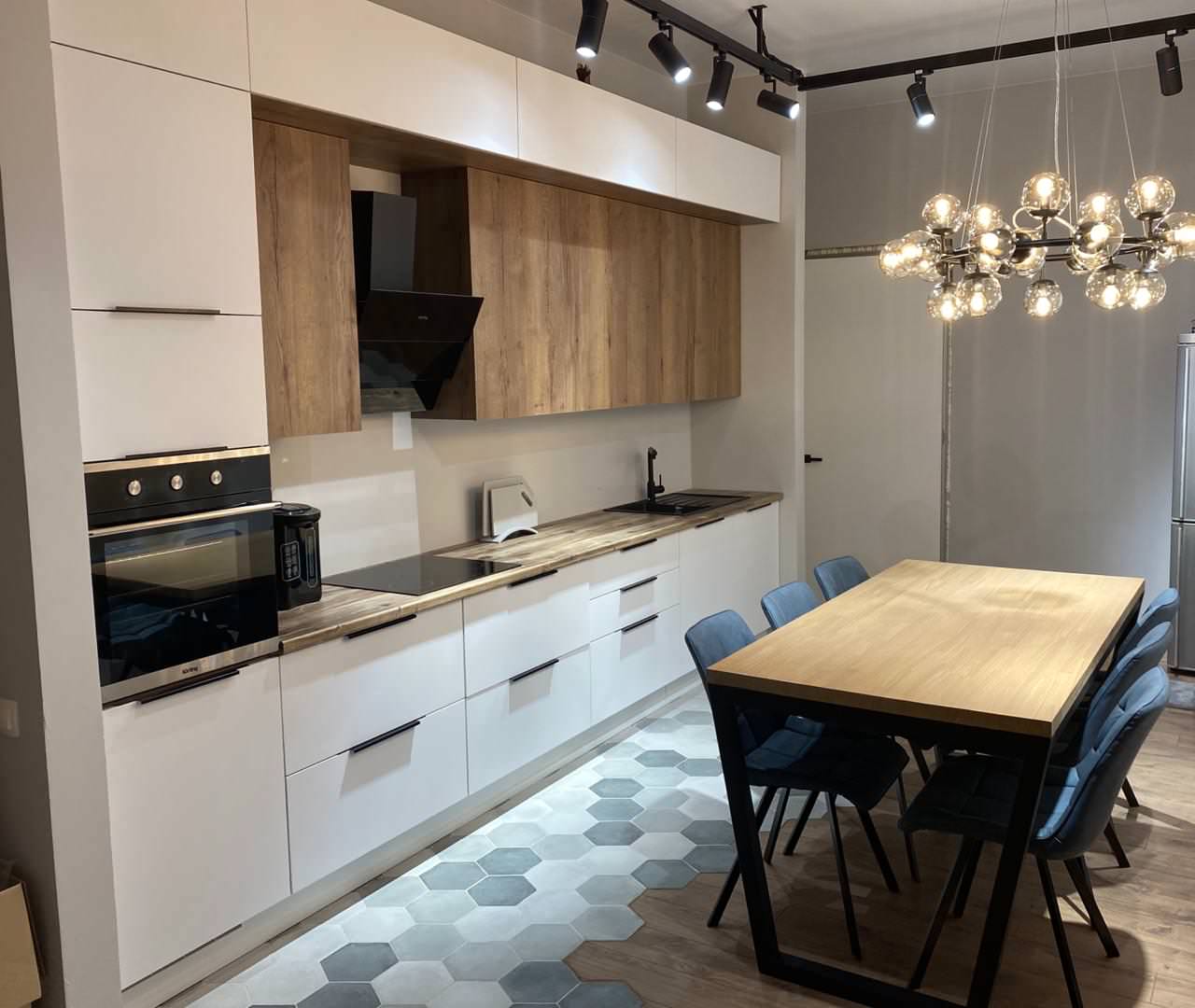 Кухня с антресольной зоной прямая