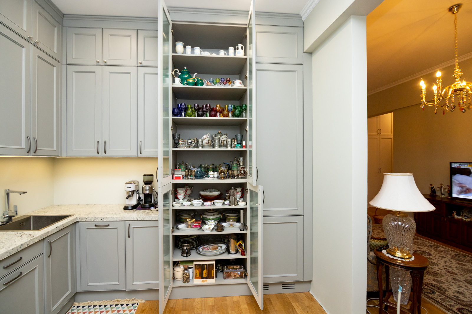 Светло-серая кухня в классическом стиле