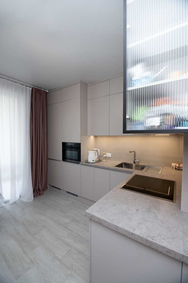 Современная угловая кухня в нежно-сером цвете