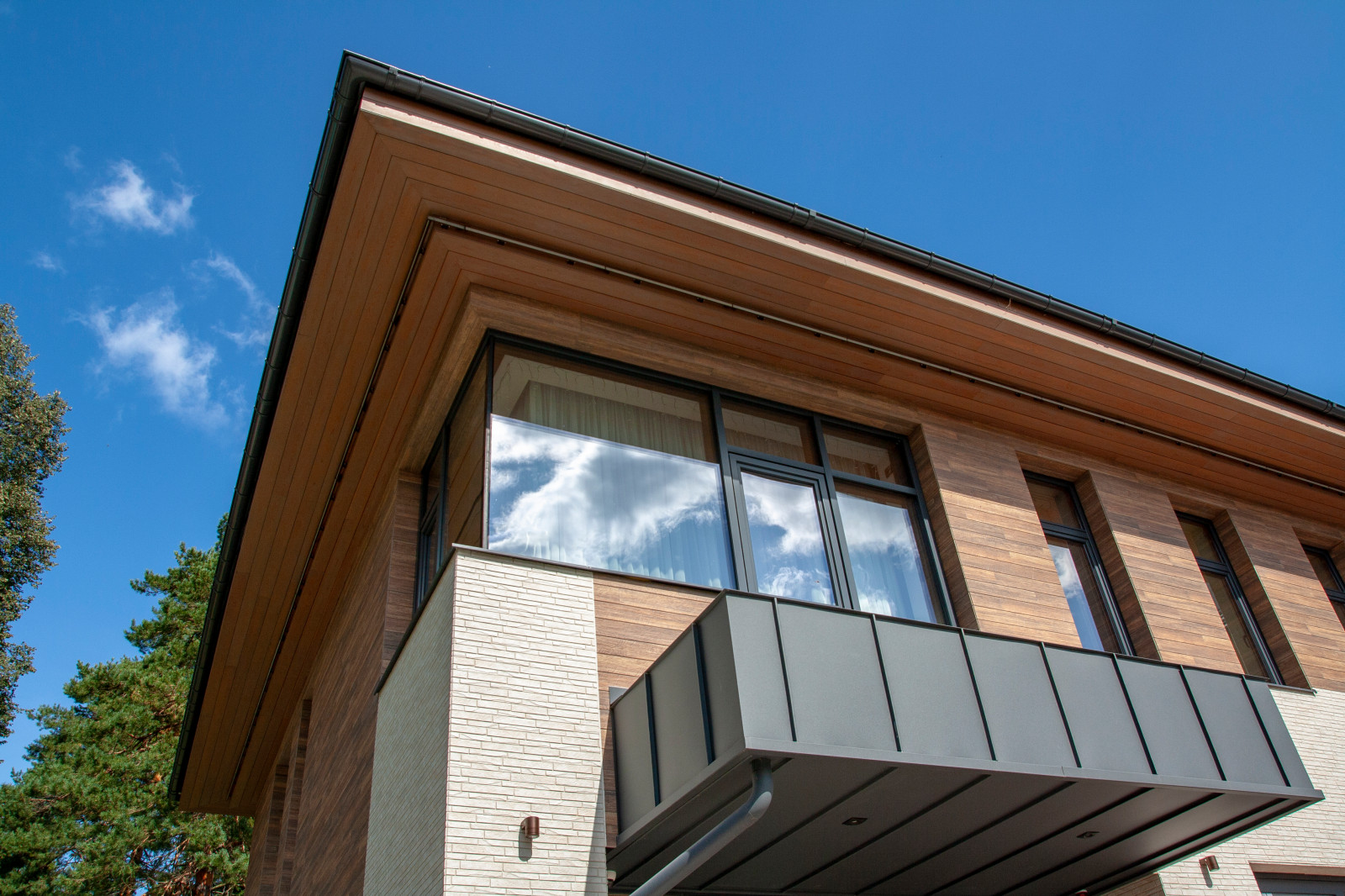 Дом с бассейном и верандой с камином