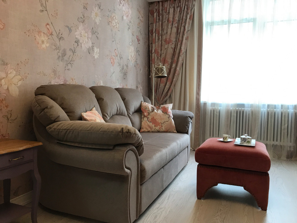 Фиалки у окна