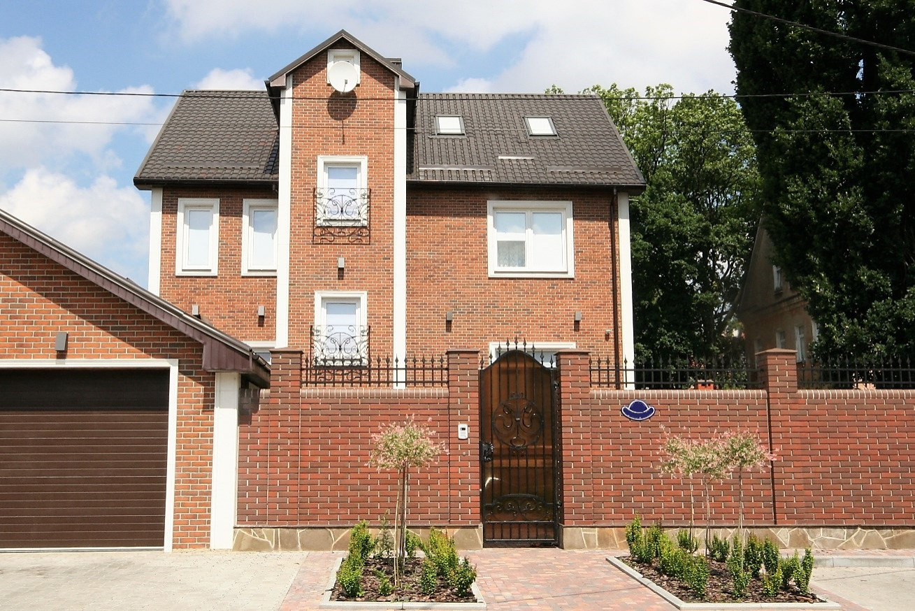 Обложка проекта: Фасад трехэтажного частного дома до/после