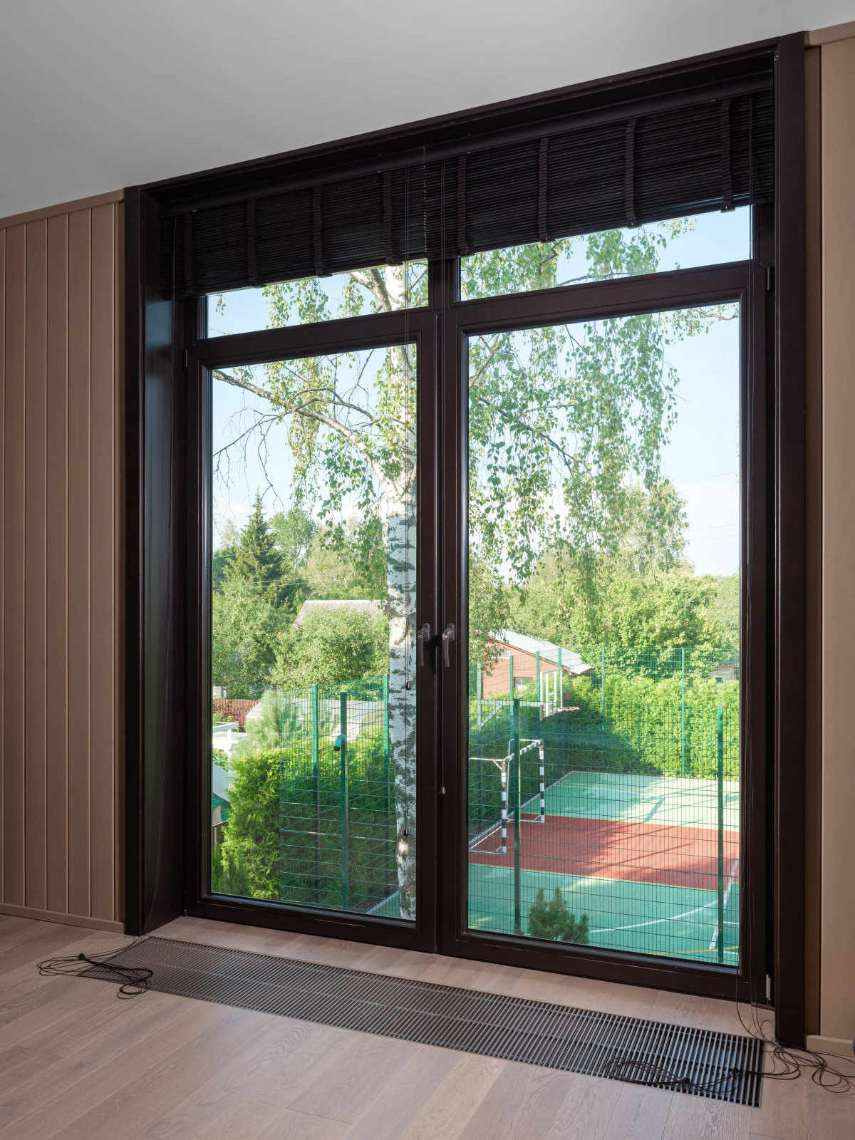 Остекление загородного дома в современном стиле